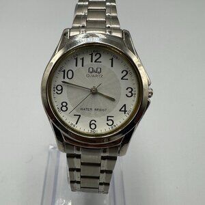 Q&Q Watch Men Silver Tone Easy To Read Dial Water Resistant New Battery 7.5 Inch